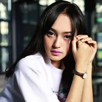 Wajahnya mulai dikenal sebagai youtuber berparas cantik dan bersuara merdu. Indah Kusuma, seorang mahasiswi kedokteran yang iseng mengupload vidionya ke Youtube. (Lokasi: JW Cafe Jatiwaringin, Fotografer: Galih W Satria/Bintang.com)