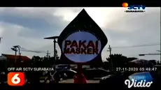 Menjelang Pilkada Serentak 2020, KPU Surabaya menggelar sosialisasi protokol kesehatan kepada pengguna jalan dengan membagikan masker serta mengajak masyarakat tidak takut untuk datang ke TPS.