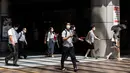 Komuter memakai masker di stasiun kereta api di Tokyo saat keadaan darurat virus corona tetap berlaku di kota itu pada Selasa (10/8/2021).  Pemerintah Metropolitan Tokyo mengonfirmasi 2.884 kasus baru covid-19 pada Senin, 9 Agustus 2021. (Yuki IWAMURA / AFP)