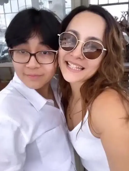 Brinette yang kini telah beranjak remaja pun semakin mirip dengan ibunya. Ia mencuri perhatian dengan penampilannya yang bergaya tomboi. Perempuan kelahiran 21 Desember 2007 itu kini tampil dengan rambut super pendek. Meski begitu, pesonanya tidak ikut luntur bersama rambut panjangnya yang dipangkas. (Liputan6.com/IG/@rezerdewi)
