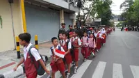 Sambut Delegasi KAA di Bandung, Pelajar Berbaris &amp; Bawa 2 Bendera