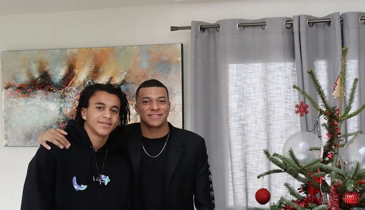 Berbeda dengan Messi, pesepakbola Prancis Kylian Mbappe rayakan Natal bersama sang adik Ethan. Keduanya tampil kompak dengan busana serba hitam. @k.mbappe.