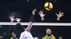 Pemain andalan Jakarta Popsivo Polwan, Yonkaira Pena melakukan spike keras ke arah daerah pertahanan Jakarta Electric PLN dalam lanjutan putaran kedua Proliga 2026 di GOR Utama, Bojonegoro pada Jumat (13/02/2026).