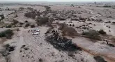 Polisi memeriksa puing-puing pesawat yang jatuh saat penerbangan wisata yang membawa turis di atas Garis Nazca di Peru, Sabtu, 1 Agustus 2026. (Foto AP/Genry Bautista)