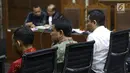 Anggota Komisi III DPR, Aziz Syamsuddin (tengah) bersama terdakwa dugaan suap proyek Bakamla, Fayakhun Andriadi menjadi saksi sidang lanjutan dugaan korupsi pengadaan e-KTPdi Pengadilan Tipikor, Jakarta, Selasa (2/10). (Liputan6.com/Helmi Fithriansyah)