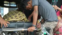 Seorang pria menangis usai kerabatnya meninggal setelah gempa bumi di Pidie Jaya, Aceh, Rabu (7/12). Menurut pejabat setempat, setidaknya 52 orang tewas dan ratusan terluka setelah gempa kuat melanda provinsi Aceh tersebut. (AFP PHOTO/Chaideer Mahyuddin)