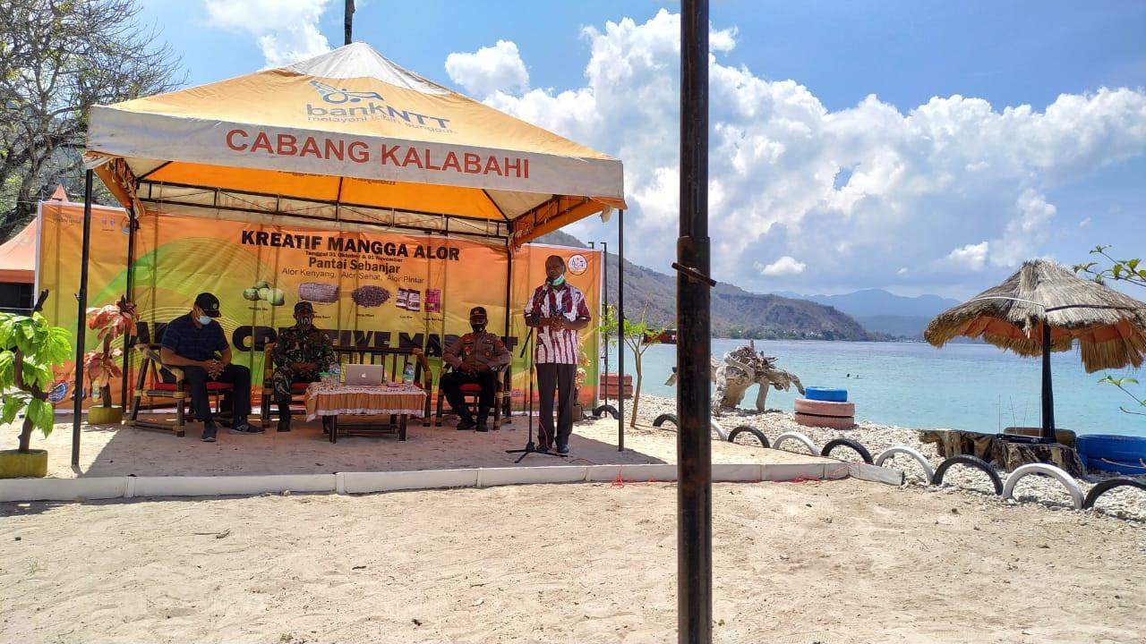 Bupati Alor,Amon Djobo membuka event Alor Creative Market (ACM) di Taman Suaka Alam Pesisir (TSAP) Sebanjar; Sabtu (31/10/2020)