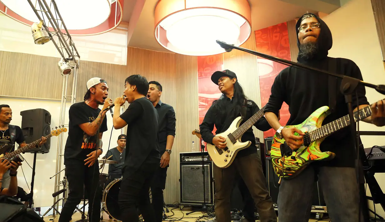 D'Bandhits berkolaborasi dengan Boomerang, Grassrock saat louncing album 3 To Rock di KFC Kemang, Jakarta Selatan, JUmat (29/4/2016). (Nurwahyunan/Bintang.com)