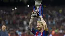 Lionel Messi mengangkat trofi  Super Cup Spanyol usai timnya menang aggregat 5-0 atas Sevilla di Stadion Camp Nou, Barcelona (18/8/2016). (EPA/Quique Garcia)