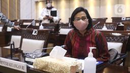 Menkeu Sri Mulyani mengikuti rapat kerja dengan Komisi XI DPR di Kompleks Parlemen, Senayan, Jakarta, Senin (15/3/2021). Rapat membahas konsultasi terkait usulan perubahan pengelompokan/skema barang kena pajak berupa kendaraan bermotor yang dikenai PPnBM. (Liputan6.com/Angga Yuniar)