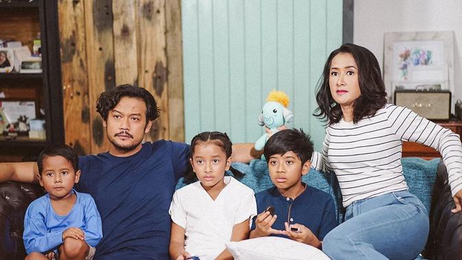 Potret Keluarga Dwi Sasono dan Widi Mulia. (Sumber: Instagram @thesasonosfam)