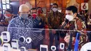 Gubernur Kalimantan Timur Isran Noor (kiri) didampingi Director and COO Indosat Ooredoo Vikram Sinha (kedua kanan) meninjau pameran layanan 5G Indosat Ooredoo di di Balikpapan, Kalimantan Timur (16/12/2021). Peluncuran layanan 5G merupakan yang terakhir di tahun 2021. (Liputan6.com/HO/Indosat)