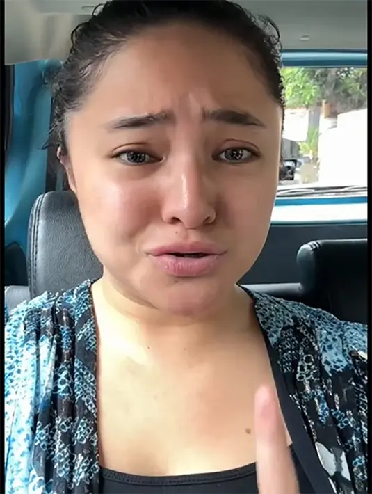 Penyanyi dan pemeran itu curhat di hadapan putrinya. "Aku lagi pengen mencurahkan perasaan ibu dan ini adalah seorang expert yang akan ibu curhatin. Tapi udah ketahuan ya karena ngomong ibu, jadi expertnya adalah Sienna," kata Marshanda seperti dilansir dari video yang diunggah di instagramnya. [Instagram/marshanda99]