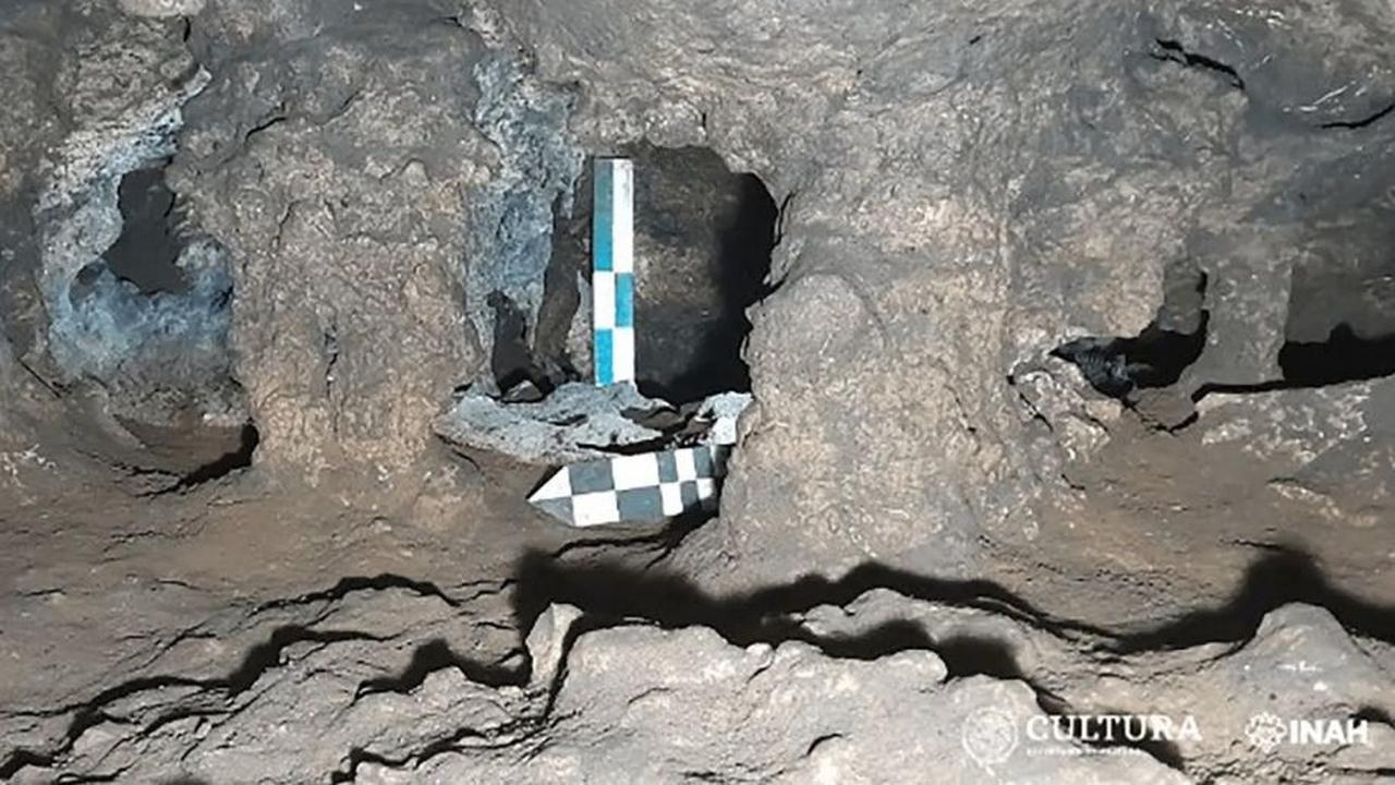 Dengan memindahkan batu besar yang menyumbat pintu masuk ke gua tersebut, para arkeolog berhasil menemukan sisa-sisa kerangka beberapa individu.