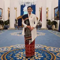 Veronica Tan Wakil Menteri PPPA yang tampil elegan mengenakan kebaya. [@veronicatan_official]