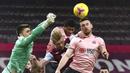 Kiper Burnley, Nick Pope, meninju bola saat melawan Sheffield United pada laga Liga Inggris di Stadion Turf Moor, Selasa (29/12/2020). Burnley menang dengan skor 1-0. (Barrington Coombs/Pool via AP)