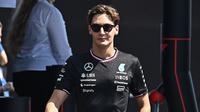 Pembalap Inggris dari Mercedes, George Russell tiba di lintasan balap Hungaroring di Mogyorod dekat Budapest pada 18 Juli 2024. (Attila KISBENEDEK/AFP)