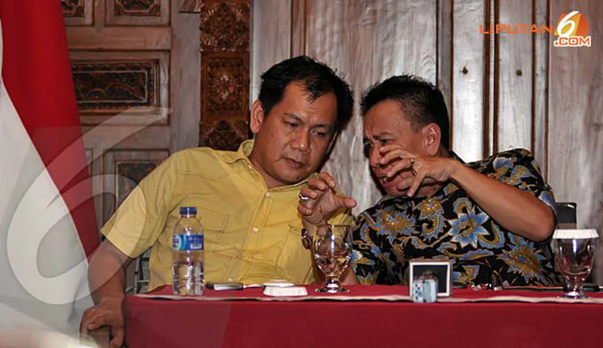 Dedi Gumelar dan Indra J Piliang tampak berdiskusi sebelum menjawab pertanyaan dari peserta di Rumah Pergerakan Indonesia (Liputan6.com/Helmi Fithriansyah)