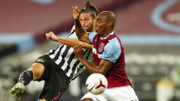 Pemain Newcastle United, Andy Carroll, melepaskan tendangan ke gawang West Ham United pada laga Premier League di Stadion London, Minggu (13/9/2020). Newcastle United menang dengan skor 2-0. (Cath Ivill/Pool via AP)