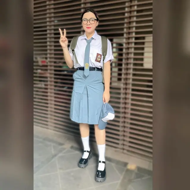 Sederet artis tanah air pakai seragam SMA di pesta ulang tahun Ussy Sulistiawaty ke-41 (Foto: Instagram @vickyshu)