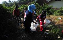 Warga dan Tim SAR punguti sampah di kawasan Gunung Salak