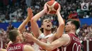 Pemain timnas basket Kanada, Kelly Olynyk (tengah) berusaha lolos dari adangan dua pebasket Latvia pada laga terakhir penyisihan Grup H FIBA World Cup 2023 di Indonesia Arena, Gelora Bung Karno, Jakarta, Selasa (29/8/2023). (Liputan6.com/Helmi Fithriansyah)