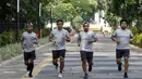 Pelatih Timnas Indonesia, Bima Sakti, bersama staf pelatihnya jogging menuju penginapan usai latihan di Stadion Madya Senayan, Jakarta, Rabu (21/11). Kebiasaan ini sering dilakukan sejak era Luis Milla. (Bola.com/M. Iqbal Ichsan)