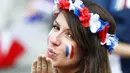 Ekspresi fans cantik saat mendukung timnas Prancis melawan Jerman pada semifinal piala Eropa 2016 di Stade Velodrome, Marseille, (7/7/2016). (REUTERS/Christian Hartmann)