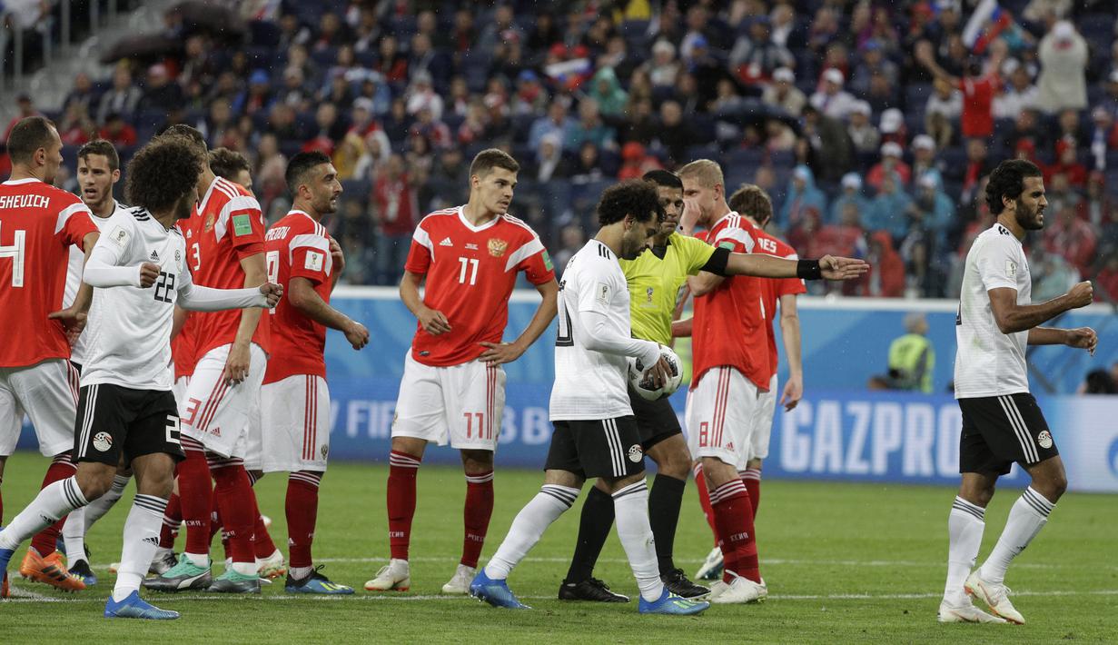 Bintang Mesir, Mohamed Salah melakukan tendangan penalti sat melawan Rusia pada laga grup A Piala Dunia 2018 di St. Petersburg stadium, St. Petersburg, Rusia, (19/6/2018). Mesir kalah 1-3 dari Rusia. (AP/Gregorio Borgia)