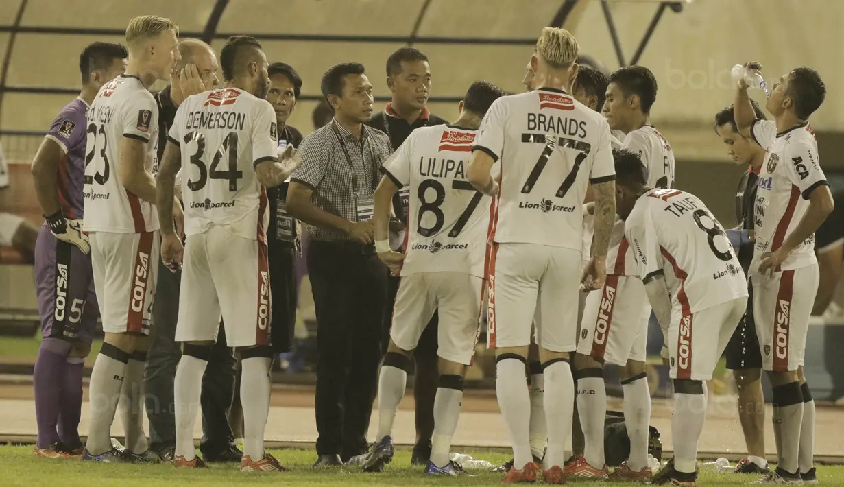 Pelatih Bali United, Widodo C. Putro, saat pertandingan melawan Madura United pada laga perempat final Piala Presiden di Stadion Manahan, Solo, Sabtu, (3/2/2018). Bali United menang adu penalti 5-4 atas Madura United. (Bola.com/M Iqbal Ichsan)