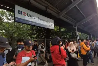 Kereta rangkaian listrik (KRL) KA 1336 rute Jakarta Kota-Bogor mengalami gangguan di jalur 1 Stasiun Universitas Pancasila, Jakarta Selatan, Selasa (10/2/2026).  (Istimewa)