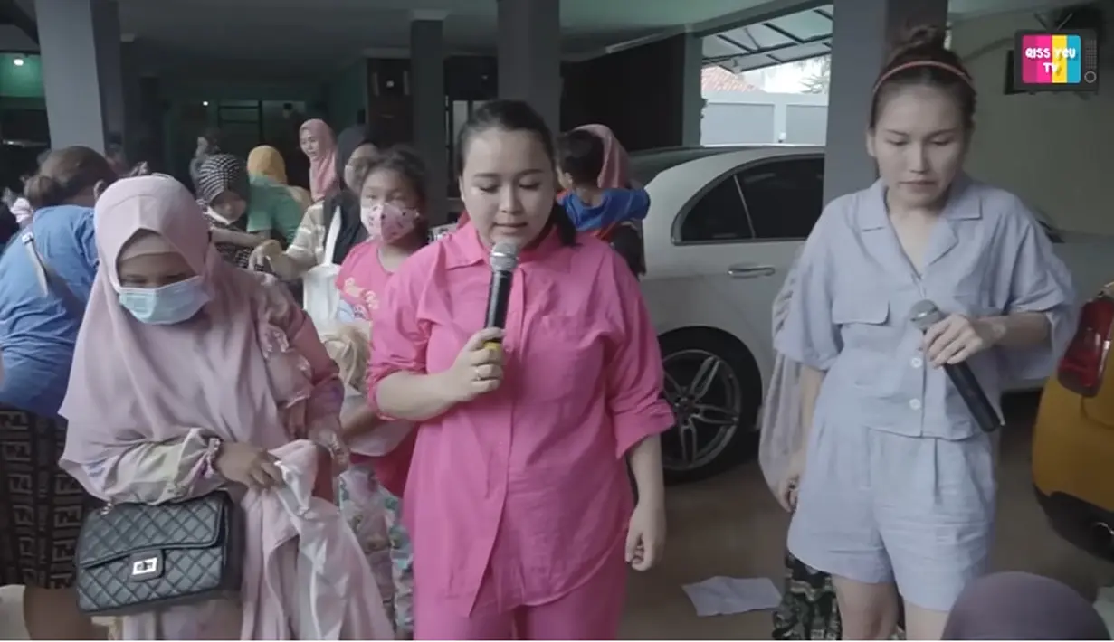 Tidak hanya pakaian, tapi juga mainan anak-anak milik putrinya. Tidak semua bekas, ada beberapa yang masih baru dalam plastik alias belum dibuka. Yang juga dijual dari harga Rp 10 ribu hingga Rp 100 ribu. Ada tiga boks besar ludes dalam bazar tersebut. [Youtube/Qiss You TV]