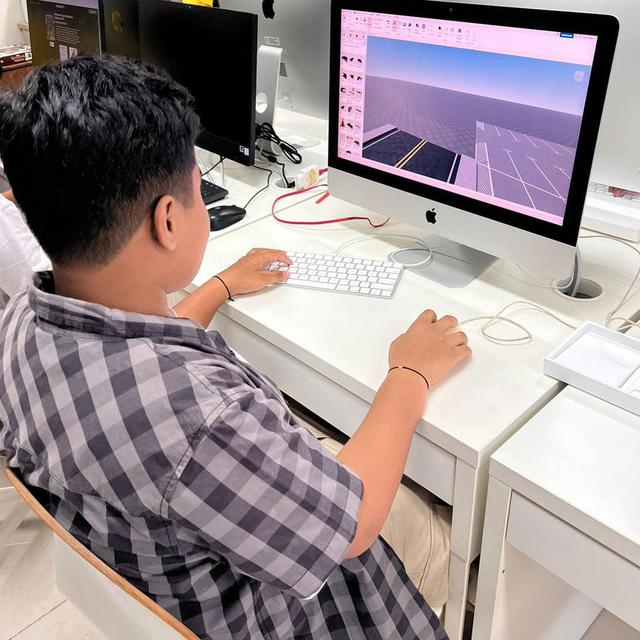 Program Pendidikan Vokasi UI mengajak anak Sekolah Dasar kelas 4–6 di wilayah Jabodetabek untuk ikut belajar membuat rancangan tata kota yang ideal melalui media game Roblox (Humas UI)