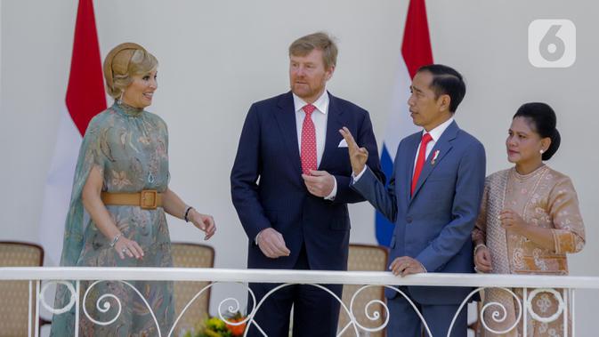 Presiden Joko Widodo didampingi Ibu Negara Iriana berbincang dengan Raja Belanda Willem Alexander dan Ratu Maxima Zorreguieta Cerruti di beranda Istana Bogor, Selasa (10/3/2020). Kunjungan kenegaraan terakhir Raja Belanda dilakukan pada tahun 1995 oleh Ratu Beatrix. (Liputan6.com/Faizal Fanani)