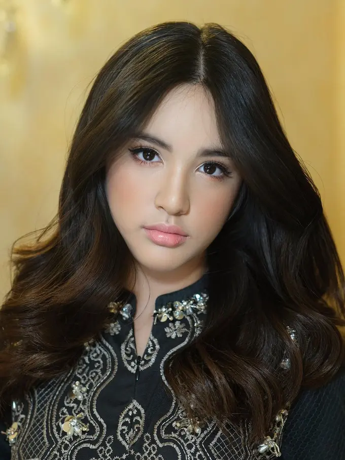 Pesona Memukau Mikhayla Bakrie Tampil dengan Full Makeup, Makin Mirip Nia Ramadhani Muda