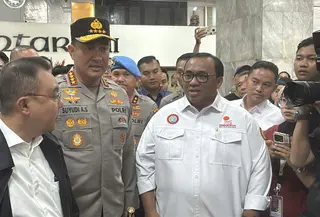 Kapolri Jenderal Pol Suyudi Ario Seto meminta massa buruh yang berunjuk rasa di depan Gedung DPR MPR, Jakarta Pusat, membubarkan diri dengan tertib setelah DPR mengesahkan UU Pelindungan Ketenagakerjaan. (Liputan6.com/Ady Anugrahadi)