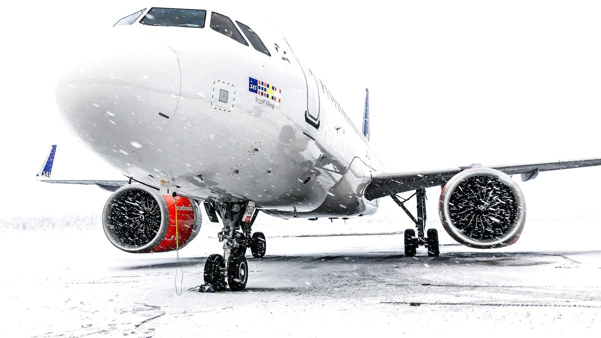 Terjebak Salju, 500 Penumpang Dipaksa Bermalam di Pesawat yang Gagal Terbang