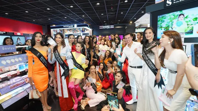 Para kontestan Miss Mega Bintang Indonesia 2024 menghadiri acara peluncuran produk Vio Acne Patch di Watsons Senayan City pada Jumat (10/5/2024).