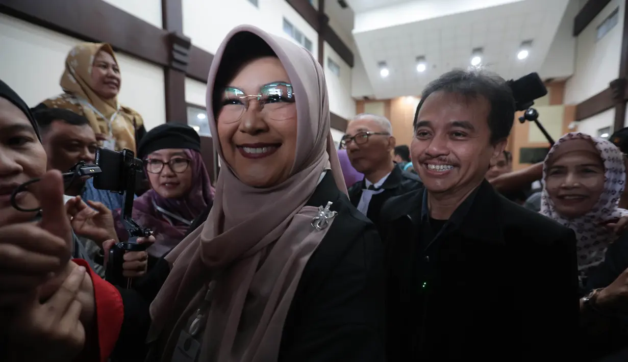 dr Tifauzia Tyassuma atau dikenal dokter Tifa bersama Roy Suryo usai mengikuti sidang pembacaan dakwaan perkara dugaan pencemaran nama baik terkait tudingan ijazah palsu Presiden ke-7 RI Joko Widodo di Pengadilan Negeri Jakarta Timur, Kamis (02/07/2026), (Kapanlagi.com/ Budy Santoso)