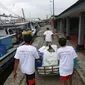 Jurnalis membawa gerobak berisi bantuan sembako di Pulau Panjang, Serang, Banten, Sabtu (30/1/2021). Kegiatan Jurnalis Peduli yang bekerjasama dengan BNI dan Jamkrindo bertujuan meringankan beban warga terdampak Covid-19 yang memiliki mata pencarian sebagai nelayan. (Liputan6.com/Pool/JP)
