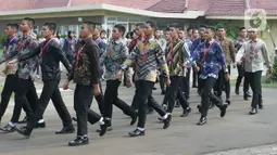 Para calon anggota Pasukan Pengibar Bendera Pusaka (Paskibraka) Tingkat Pusat 2024 berbaris menjelang mengikuti prosesi pencukuran rambut di Jakarta, Minggu (14/7/2024). (Liputan6.com/Herman Zakharia)