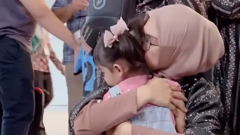 Momen Haru Ria Ricis Pamit Berangkat Haji pada Anak: Ibu Cinta Moana,  tapi... - ShowBiz Liputan6.com
