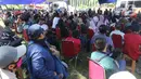 Warga mengantre untuk pembuatan dan memperpanjang SIM di mobil layanan SIM Keliling Masjid At-Tin TMII, Jakarta Timur, Kamis (4/6/2020). Direktorat Lalu Lintas Polda Metro Jaya mengoperasikan kembali layanan mobil SIM Keliling untuk mengantisipasi antrean pemohon. (Liputan6.com/Herman Zakharia)