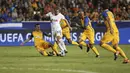 Aksi Harry Kane (2kiri) melewati adangan para pemain APOEL Nicosia pada laga grup H Liga Champions di GSP stadium,  Nicosia, Siprus, (26/9/2017). Tottenham menang 3-0. (AP/Petros Karadjias)