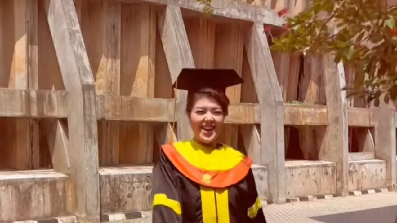 Tina Toon Wisuda S1 Hukum