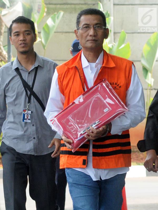 Bupati Kudus Muhammad Tamzil berjalan akan menjalani pemeriksaan olanjutan di Gedung KPK, Jakarta, Selasa (3/9/2019). Muhammad Tamzil diperiksa sebagai tersangka terkait kasus suap pengisian jabatan perangkat daerah Kabupaten Kudus tahun 2019. (merdeka.com/Dwi Narwoko)