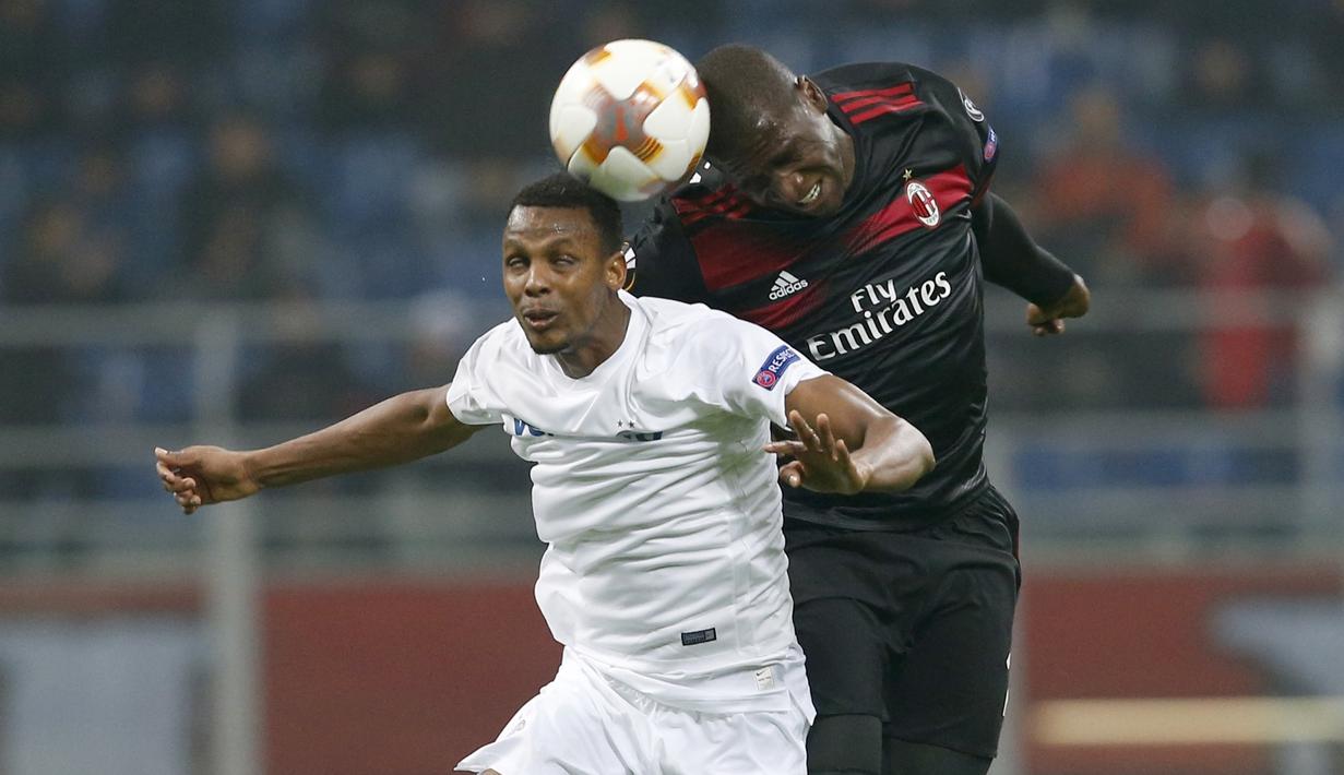 Duel pemain Austria Wien, Abdullahi Ibrahim Alhassan (kiri) dan pemain AC Milan, Cristian Zapata pada laga grup D Liga Europa di San Siro stadium, Milan, (23/11/2017). Milan menang telak 5-1. (AP/Antonio Calanni)