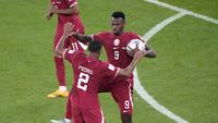 Selebrasi pemain Qatar,&nbsp;Mohammed Muntari (kanan)&nbsp;usai menjebol gawang Senegal dalam pertandingan kedua grup A Piala Dunia 2022 yang berlangsung di Al Thumama Stadium, Qatar, Jumat (25/11/2022). (AP Photo/Ariel Schalit)