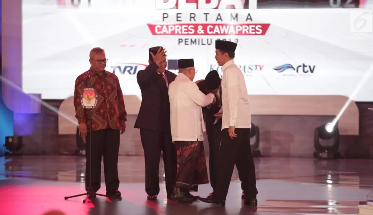 Cawapres nomor urut 02 Sandiaga Uno mencium tangan Cawapres nomor urut 01 Ma'ruf Amin saat Debat Perdana Capres 2019 di Gedung Bidakara, Pancoran, Jakarta Selatan, Kamis (17/1). (Liputan6.com/Faizal Fanani)