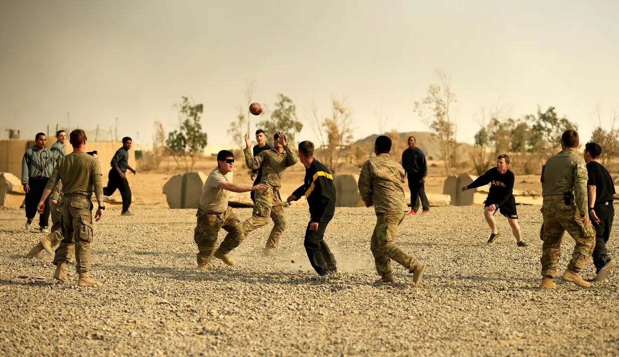 Keseruan tentara AS bermain American Football pada Thanksgiving di dalam pangkalan militer AS di Qayyara, selatan Mosul, Irak (24/141). (REUTERS/Thaier Al-Sudani)